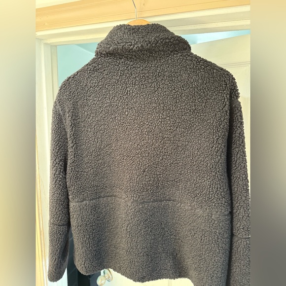 Vuori Lou Full Zip Jacket in Black Sherpa - Picture 4 of 5